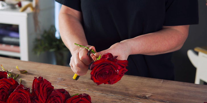 Online kurzy aranžování květin: naučte se jak udělat flower box, květinový náramek či jak uvázat kytici