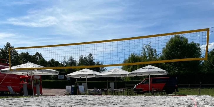 Zábava pro partu: hodina beachvolejbalu na pláži u vodní nádrže Rozkoš