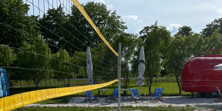 Zábava pro partu: hodina beachvolejbalu na pláži u vodní nádrže Rozkoš