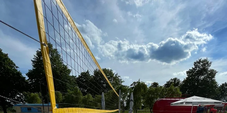 Zábava pro partu: hodina beachvolejbalu na pláži u vodní nádrže Rozkoš