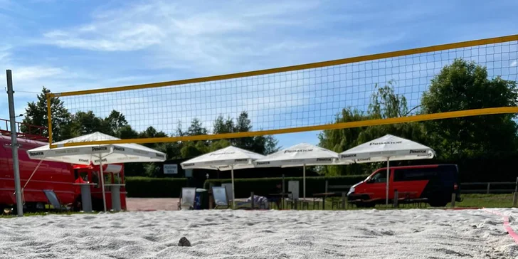 Zábava pro partu: hodina beachvolejbalu na pláži u vodní nádrže Rozkoš