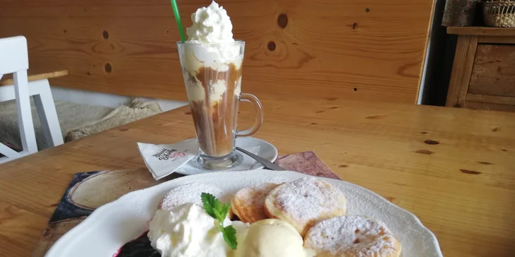 Frappé či ledová káva se zmrzlinou, šlehačkou i čtyřmi malinovými nebo borůvkovými lívanečky