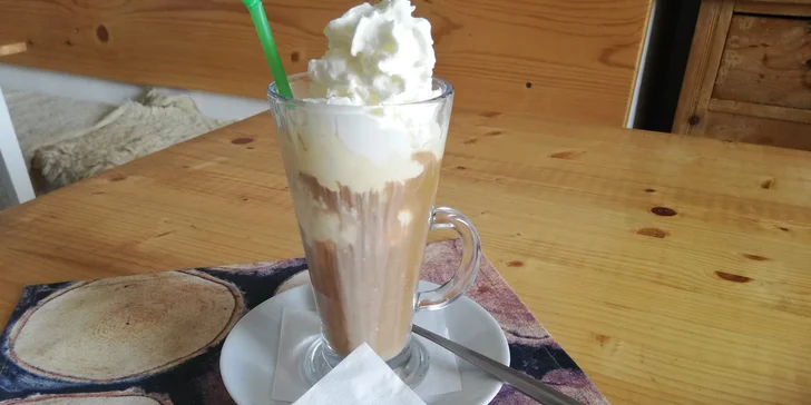 Frappé či ledová káva se zmrzlinou, šlehačkou i čtyřmi malinovými nebo borůvkovými lívanečky