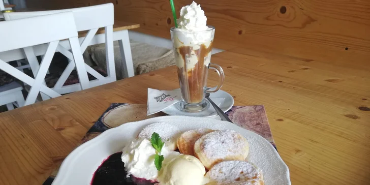 Frappé či ledová káva se zmrzlinou, šlehačkou i čtyřmi malinovými nebo borůvkovými lívanečky
