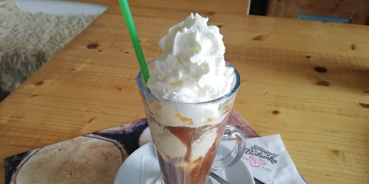 Frappé či ledová káva se zmrzlinou, šlehačkou i čtyřmi malinovými nebo borůvkovými lívanečky