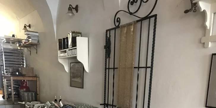 Snídaně pro hezčí den: míchaná vejce, pečivo, teplý nápoj a mimóza