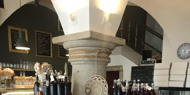 Snídaně pro hezčí den: míchaná vejce, pečivo, teplý nápoj a mimóza
