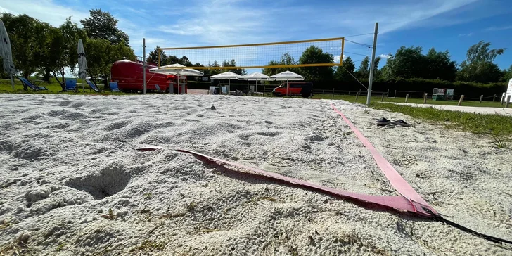 Zábava pro partu: hodina beachvolejbalu na pláži u vodní nádrže Rozkoš
