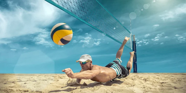 Zábava pro partu: hodina beachvolejbalu na pláži u vodní nádrže Rozkoš