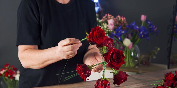 Online kurzy aranžování květin: naučte se jak udělat flower box, květinový náramek či jak uvázat kytici