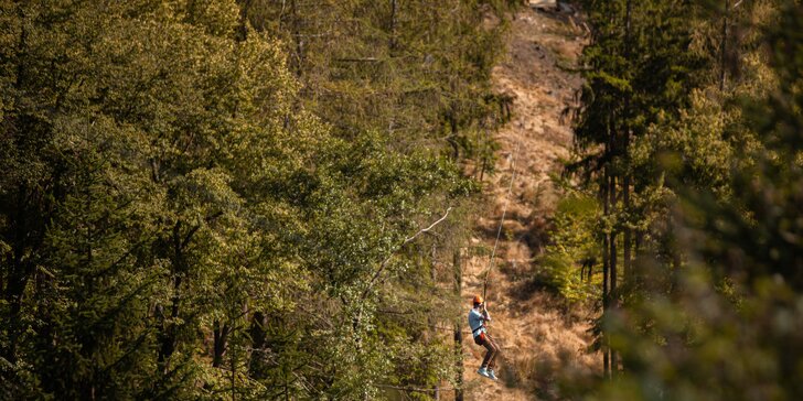 Pořádný adrenalin: hodinový pronájem lesní dráhy zip-line o délce 321 m pro neomezený počet osob