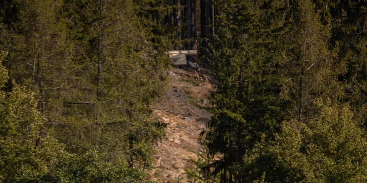 Pořádný adrenalin: hodinový pronájem lesní dráhy zip-line o délce 321 m pro neomezený počet osob