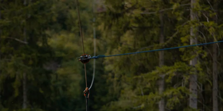 Pořádný adrenalin: hodinový pronájem lesní dráhy zip-line o délce 321 m pro neomezený počet osob