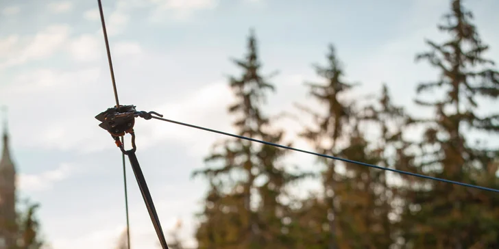 Pořádný adrenalin: hodinový pronájem lesní dráhy zip-line o délce 321 m pro neomezený počet osob