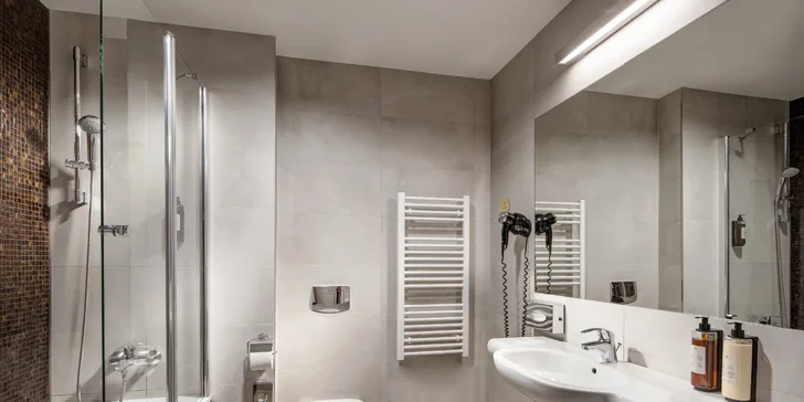 Pobyt v historickém centru Prahy: ubytování ve 4* hotelu, snídaně i luxusní pohoštění s lahví sektu