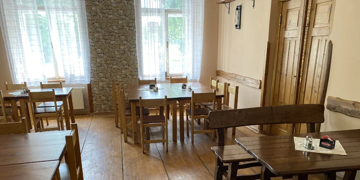 Masové prkno v centru Hradce: BBQ žebra, kuřecí křídla i paličky, rozpečený chléb, saláty
