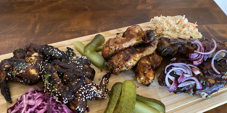 Masové prkno pro 2–3 jedlíky: BBQ žebra, kuřecí paličky a křídla i jiné dobroty přímo v centru Pardubic