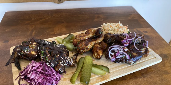Masové prkno pro 2–3 jedlíky: BBQ žebra, kuřecí paličky a křídla i jiné dobroty přímo v centru Pardubic