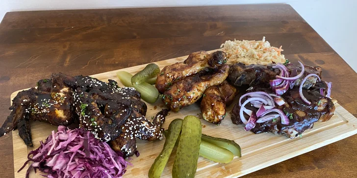 Masové prkno pro 2–3 jedlíky: BBQ žebra, kuřecí paličky a křídla i jiné dobroty přímo v centru Pardubic