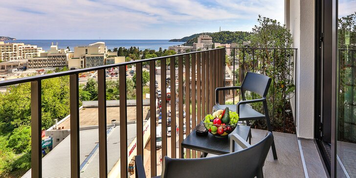 Dovolená v Černé Hoře: nový hotel 300 m od krásných pláží v historické Budvě, snídaně, 2 děti zdarma