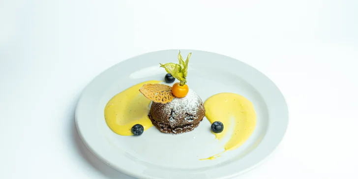 4chodové středomořské menu pro dva: tapas, těstoviny s krevetami či kuřecí prso supreme, čokoládový fondant