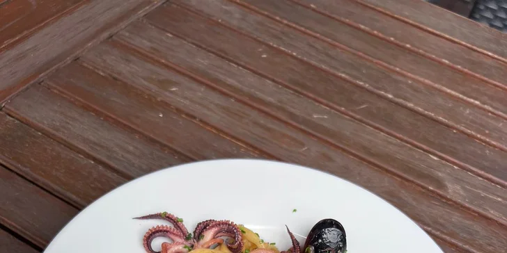 4chodové středomořské menu pro dva: tapas, těstoviny s krevetami či kuřecí prso supreme, čokoládový fondant