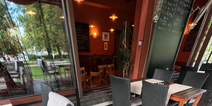 4chodové středomořské menu pro dva: tapas, těstoviny s krevetami či kuřecí prso supreme, čokoládový fondant