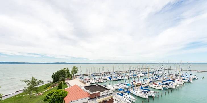 Relax u Balatonu: soukromá pláž, neomezený wellness a snídaně