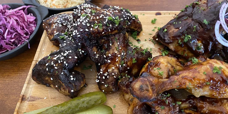 Masové prkno v centru Hradce: BBQ žebra, kuřecí křídla i paličky, rozpečený chléb, saláty