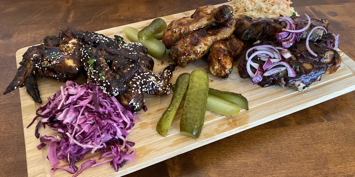 Masové prkno pro 2–3 jedlíky: BBQ žebra, kuřecí paličky a křídla i jiné dobroty přímo v centru Pardubic