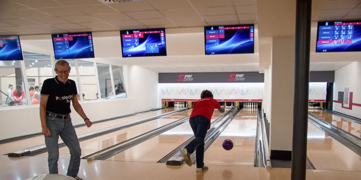Jídlo a zábava: hodina bowlingu až pro 6 hráčů a pizza podle výběru