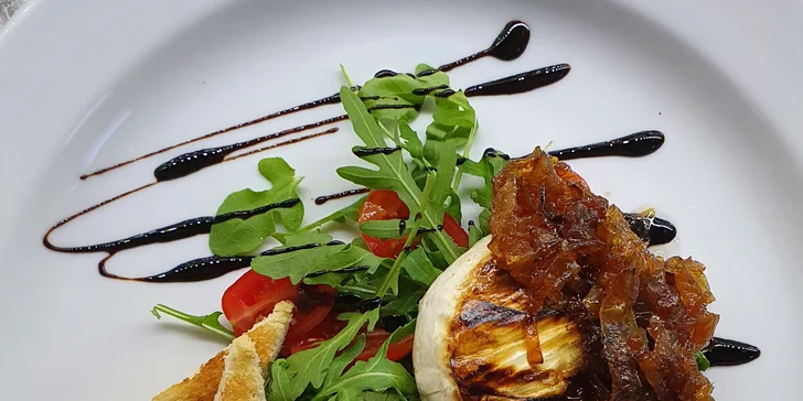 3chodové menu pro dva: hermelín, bramboráčky, burger či kuřecí prsa a palačinka