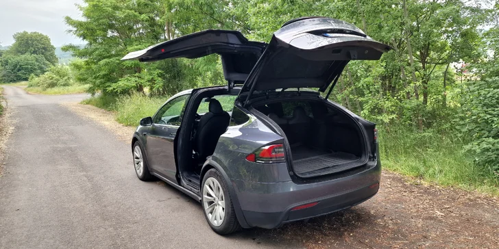 Řidičem či spolujezdcem v Tesle Model X: 20–60 minut v autě budoucnosti