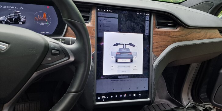 Řidičem či spolujezdcem v Tesle Model X: 20–60 minut v autě budoucnosti