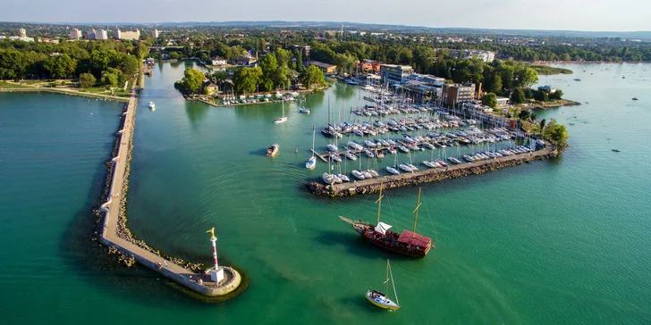 Relax u Balatonu: soukromá pláž, neomezený wellness a snídaně