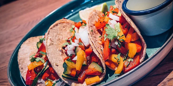 Mexické degustační menu pro dvě osoby: nachos a tacos dle výběru, omáčky i brownie