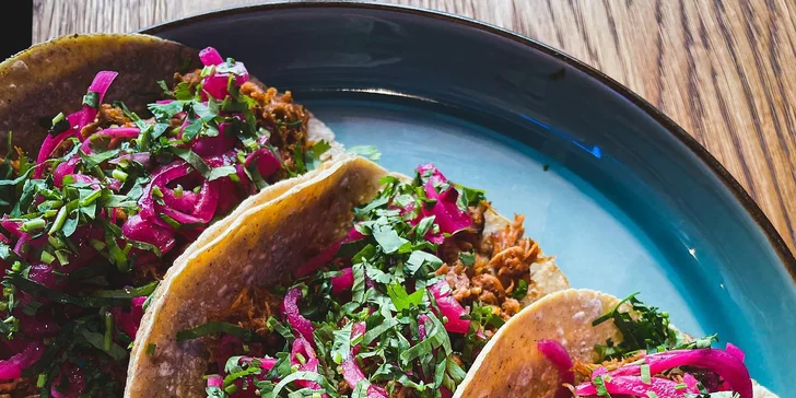Mexické degustační menu pro dvě osoby: nachos a tacos dle výběru, omáčky i brownie