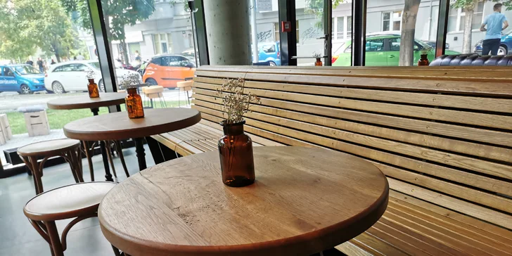 Otevřený voucher do luxusního baru v Karlíně ve výši 300 až 1000 Kč: přes den káva, večer koktejly