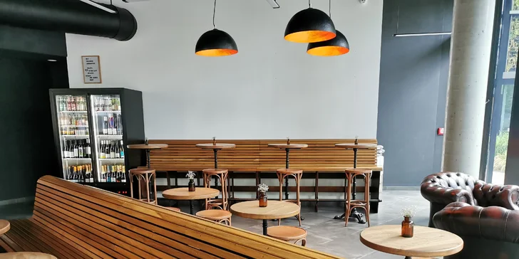 Otevřený voucher do luxusního baru v Karlíně ve výši 300 až 1000 Kč: přes den káva, večer koktejly