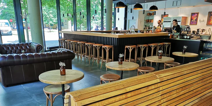 Otevřený voucher do luxusního baru v Karlíně ve výši 300 až 1000 Kč: přes den káva, večer koktejly