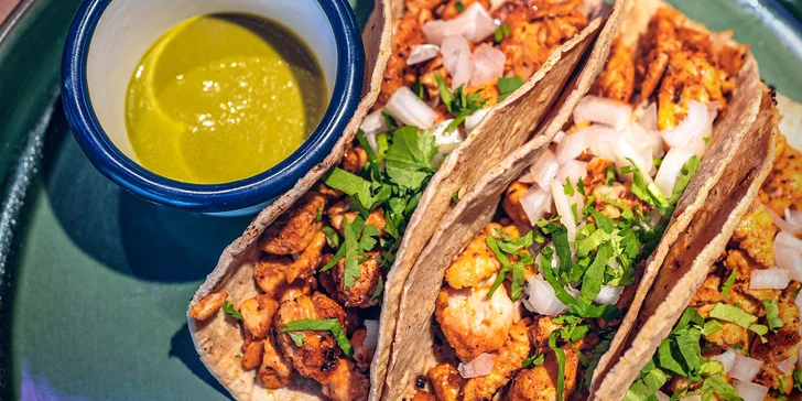 Mexické degustační menu pro dvě osoby: nachos a tacos dle výběru, omáčky i brownie