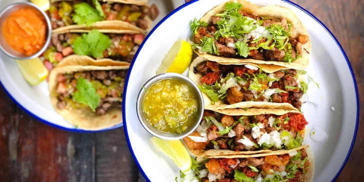 Mexické degustační menu pro dvě osoby: nachos a tacos dle výběru, omáčky i brownie