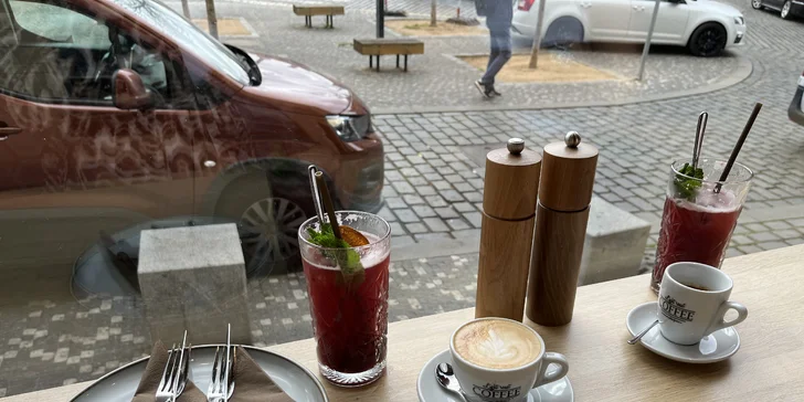 Snídaně či brunch pro 1 nebo 2 os. ve Vršovicích: vejce benedikt, uzený losos, lívance, káva, limonáda