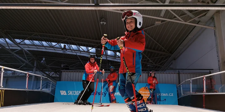Neobvyklý letní adrenalin: Lekce lyžování, běžek i snowboardu na speciálním trenažéru v kryté hale