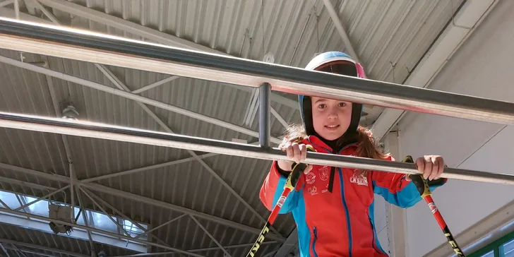 Neobvyklý letní adrenalin: Lekce lyžování, běžek i snowboardu na speciálním trenažéru v kryté hale