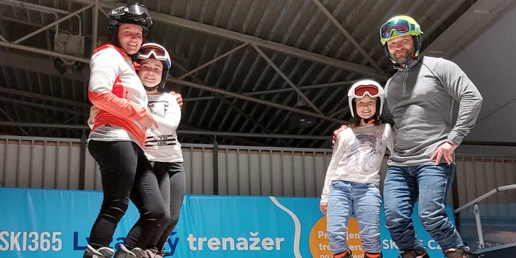 Neobvyklý letní adrenalin: Lekce lyžování, běžek i snowboardu na speciálním trenažéru v kryté hale