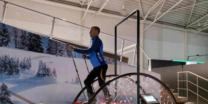 Neobvyklý letní adrenalin: Lekce lyžování, běžek i snowboardu na speciálním trenažéru v kryté hale