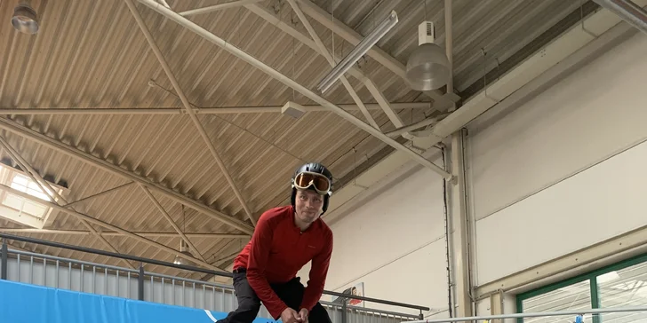 Neobvyklý letní adrenalin: Lekce lyžování, běžek i snowboardu na speciálním trenažéru v kryté hale