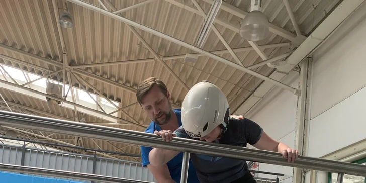 Neobvyklý letní adrenalin: Lekce lyžování, běžek i snowboardu na speciálním trenažéru v kryté hale