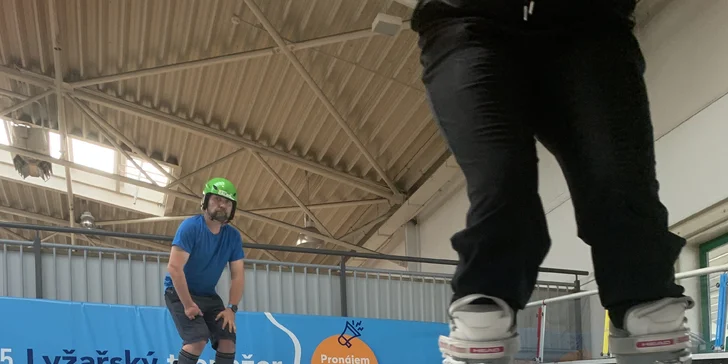 Neobvyklý letní adrenalin: Lekce lyžování, běžek i snowboardu na speciálním trenažéru v kryté hale